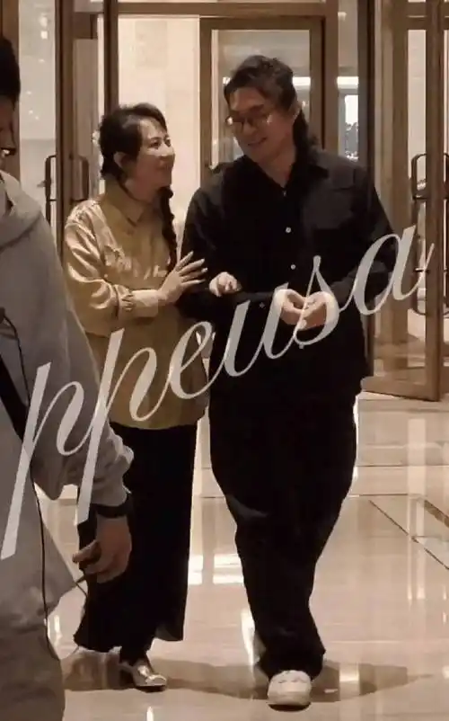 原创马丽带老公参加喜剧节小11岁老公发福明显马丽女人味十足