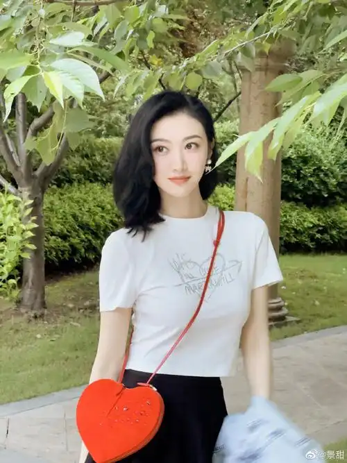 景甜短发户外随拍##景甜爱心斜挎包