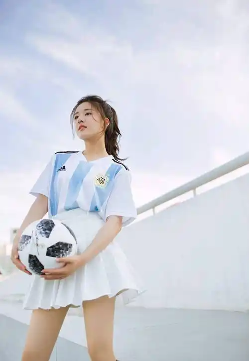 赵露思甜美气质藏不住,随便穿条牛仔裤,就这么时尚清新_黑色_风格