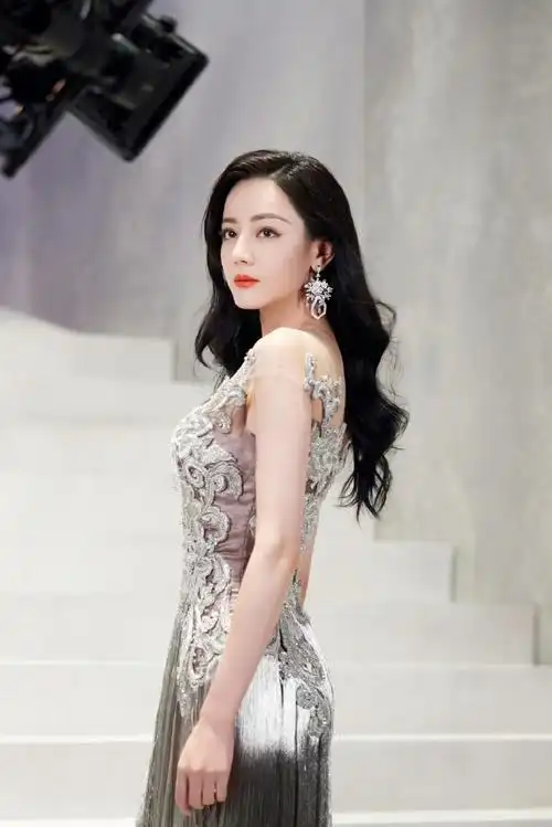 迪丽热巴#最新银色流苏裙造型,真的太美了,身材完美的展现出来了