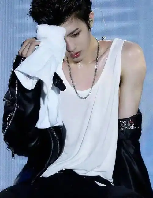 蔡徐坤昔日照片被扒,竟然有六块腹肌,难怪这么多女粉不放弃_演唱会