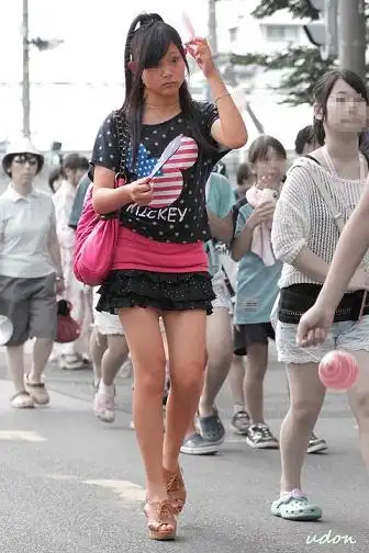 2ch最近的小学女生书包里居然带些这样的东西