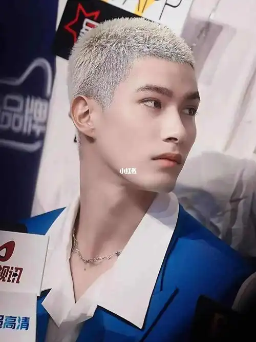 米卡的侧脸真的太绝了