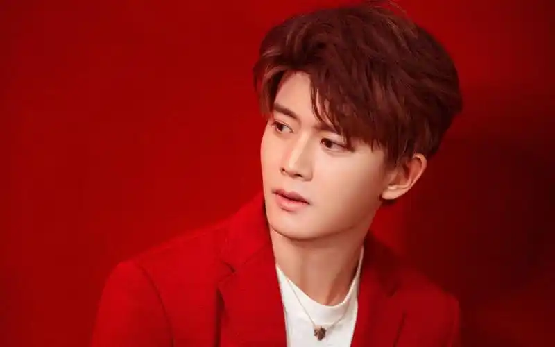 搬运一个任嘉伦(国超)的电脑壁纸(侵删)