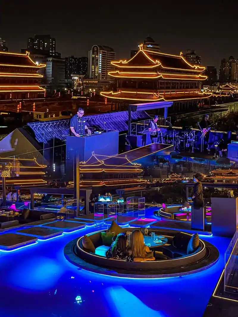 西安首家97360°俯瞰夜景最美露台酒吧.一票难求!这么美的 - 抖音