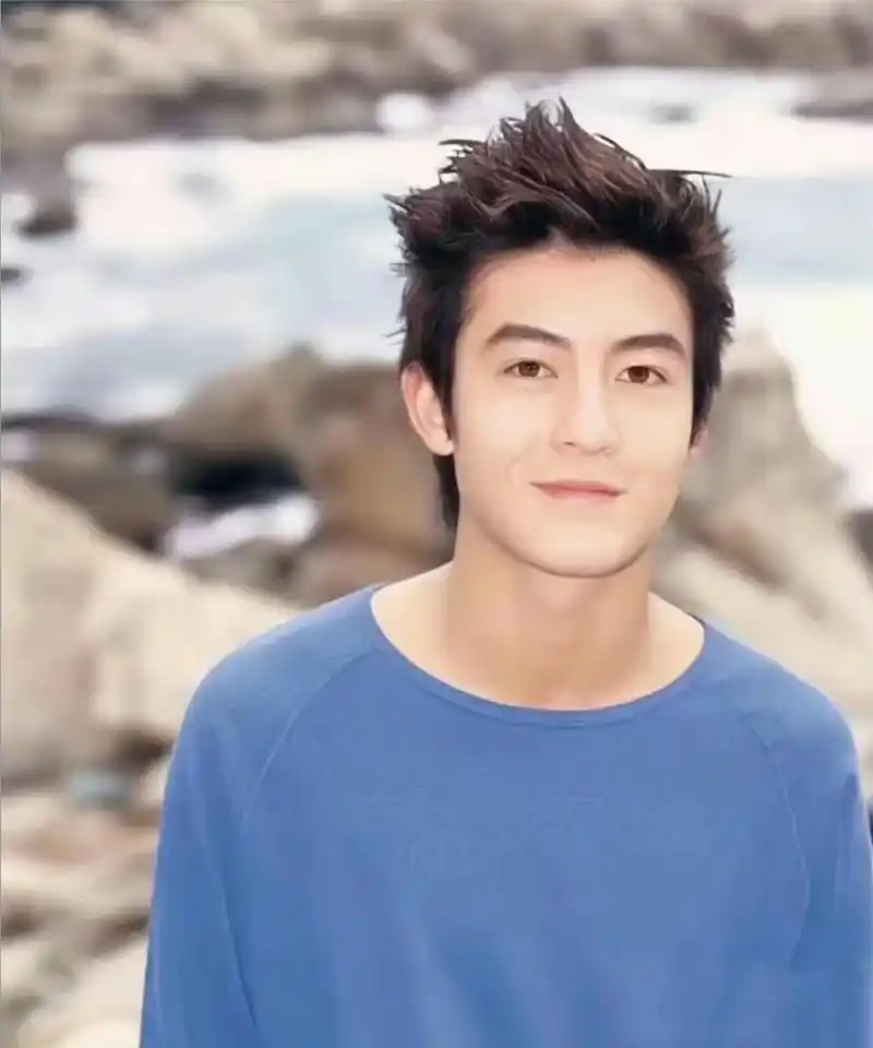 陈冠希年轻时的颜值确实巅峰,他在内娱界可谓痞帅天花板.