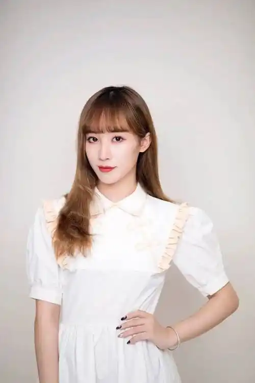 95后新生代唱跳女歌手,演员,平面模特及独立音乐人.