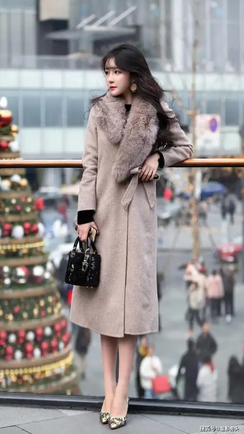 时尚的美女,冬装搭配加一点皮草做装饰,时尚度高还能穿出贵气感