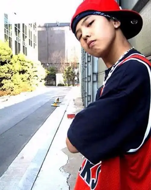 在权志龙高中时,他暗恋了一个女生长达两年之久,表白了三次,不过都被