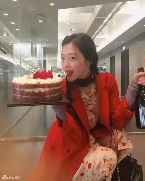 组图:崔雪莉晒庆生美照 蹲地吃蛋糕玩出新花样