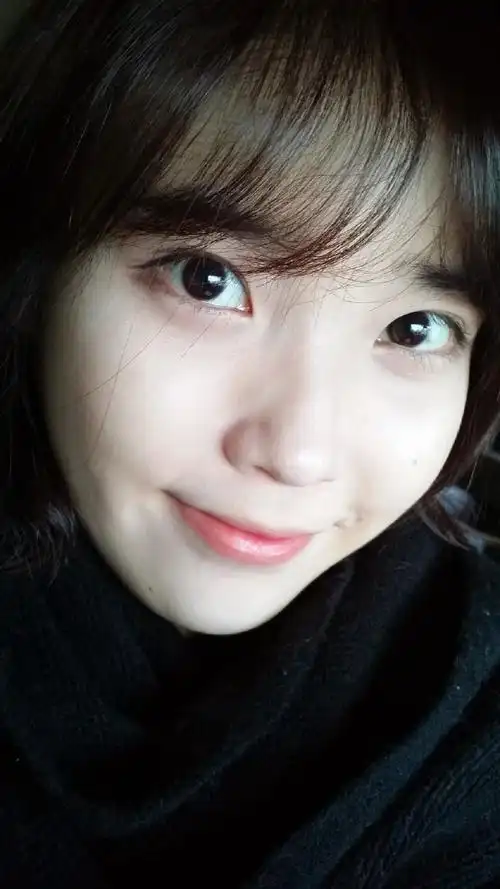 好多自拍都是素颜同时也是剪刀手爱好者90李知恩馆:iu-恩骑eun