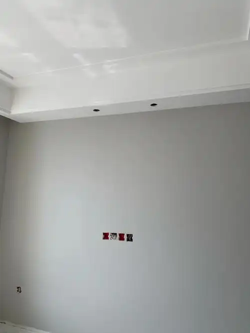 我家采光可以,大白天阳光下接近米色,正常光线下米灰色,好看两个房间