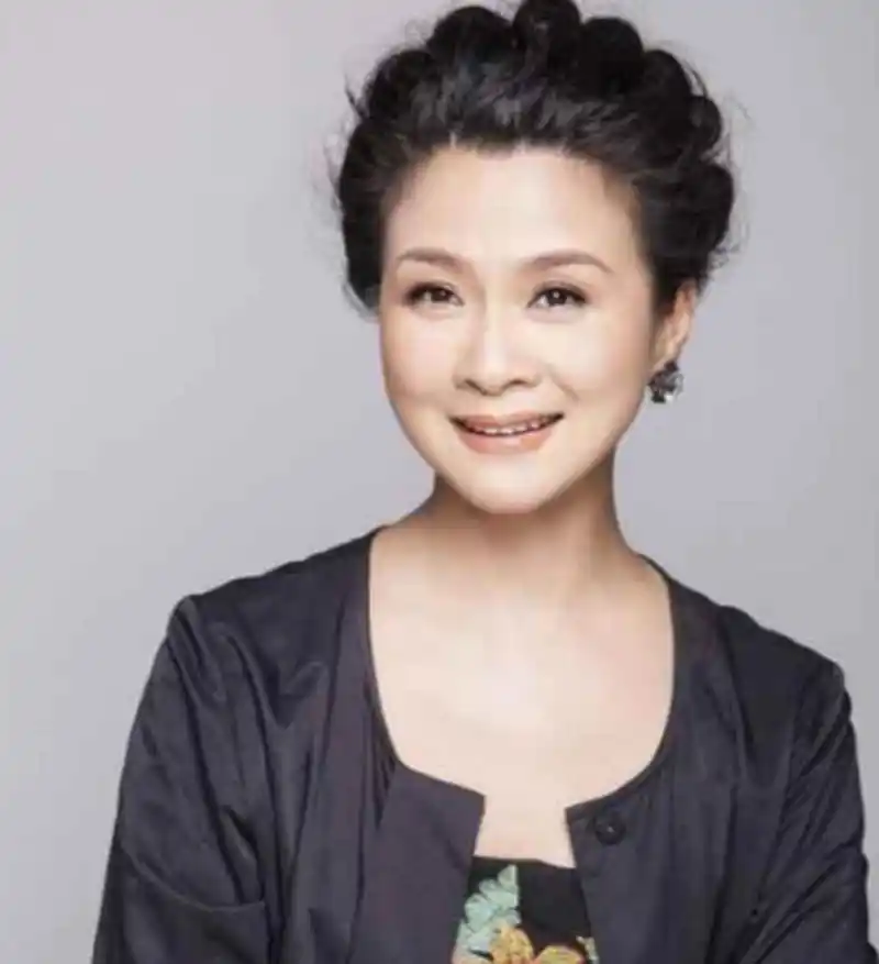 鲁园,传奇老戏骨,从播音员到演员,53岁开始演艺生涯,凭借《守望幸福》