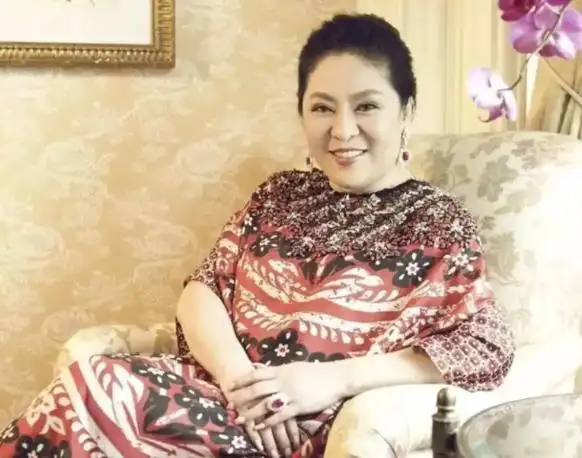 向太陈岚戴超大蝴蝶钻戒出门,和路人亲切合影,不愧是郭碧婷婆婆