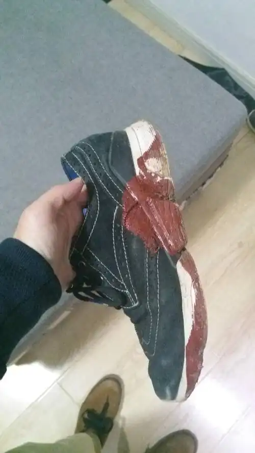 上工地踩了一脚油漆,有哪位能告知怎么才能清洗吗,尤其是上面黑色那