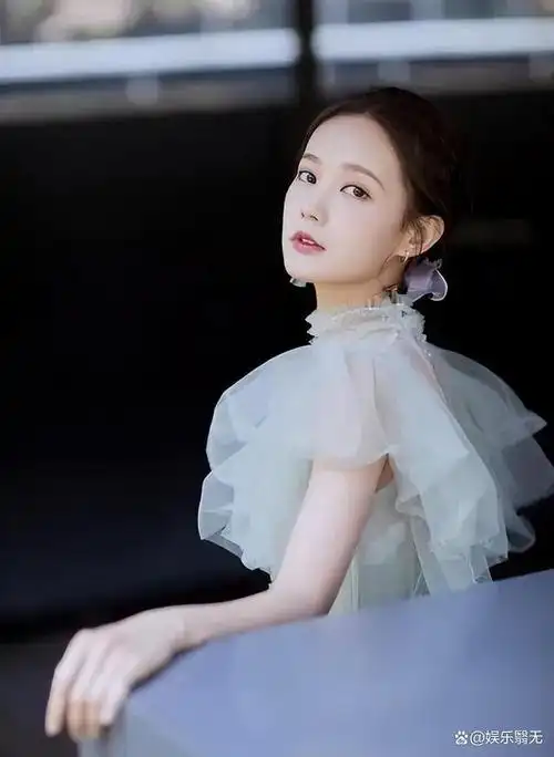 李一桐,本名李雪,曾两度受到韩国sm娱乐的星探青睐,但由于自小就相貌