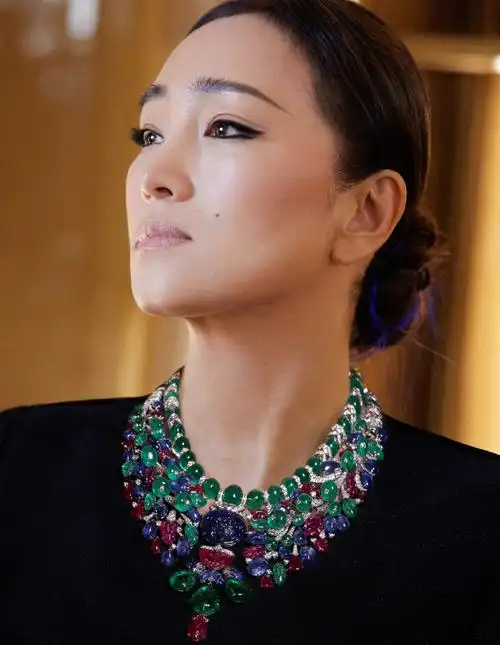 56岁巩俐现身拍大片!蜂腰翘臀气质绝佳,戴高级珠宝霸气外露