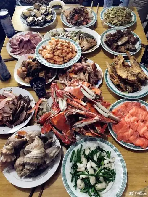 董洁回农村老家,一大桌农家美食,网友:脏兮兮,看不下去了!