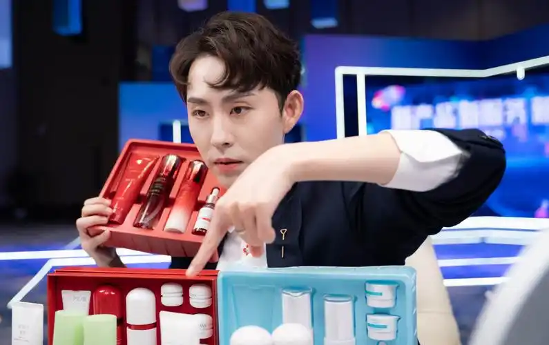 瑜大公子首次走秀国风造型吸睛 14小时直播互动不停