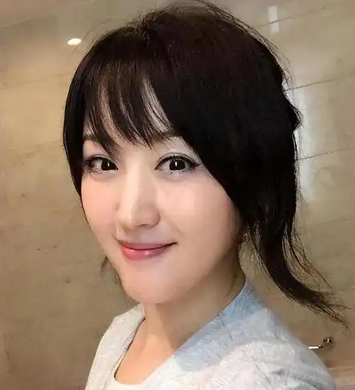 杨钰莹终究是老了在美颜下看似年轻但身材却暴露了真实年龄