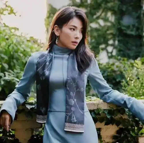 刘涛44岁真实状态街拍,走路似农村大妈,形象大跌令人唏嘘_表演_公众