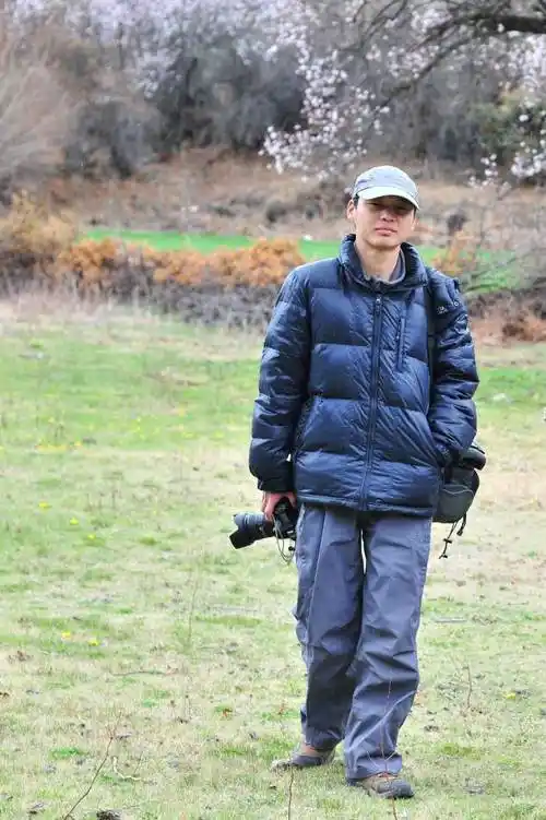 杨柳松,作家,旅行者,著有《结,起点亦是终点》一书.