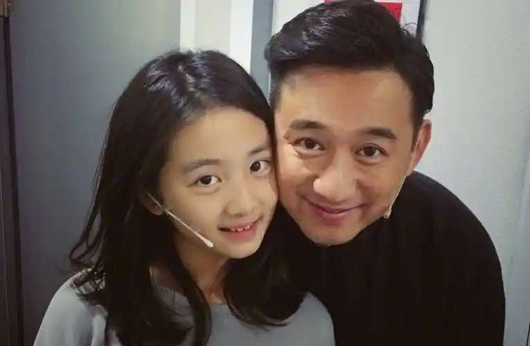 黄磊6岁儿子首次被偶遇,气质阴郁,姐姐坐在异性腿上被他无视