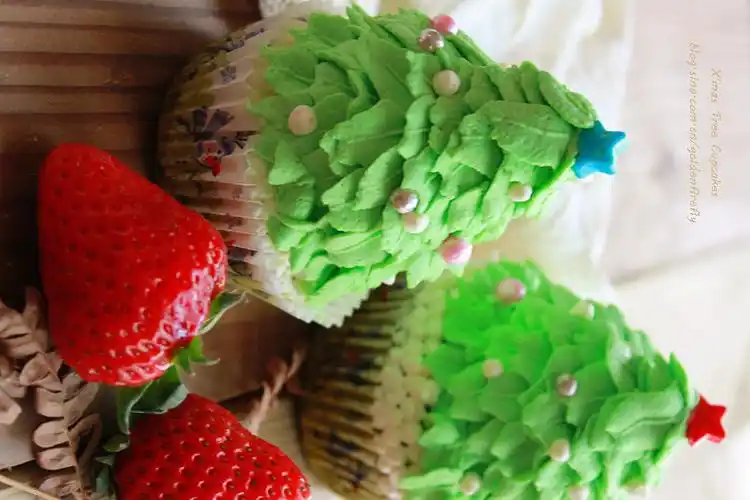 { 圣诞树草莓杯子蛋糕 }圣诞树杯子蛋糕点亮节日餐桌