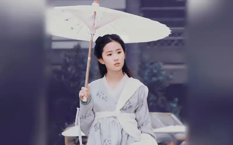 很素但很美!她甚至把孕妇装穿出了古风秀场的感觉【刘亦菲·赵灵儿】