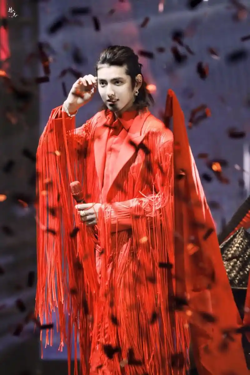 吴亦凡演唱会新造型造型被刷屏了,这是什么神仙颜值啊,大家觉得是什么