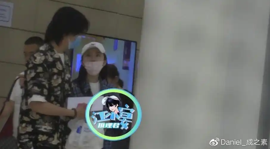 景甜疑似身体出现问题?与父亲现身高档医院,脸色苍白靠沙发休息