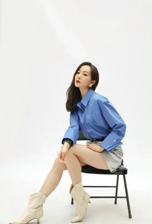韩雪《无限超越班》造型,蓝色衬衫搭配短裤,时尚简约显气质!