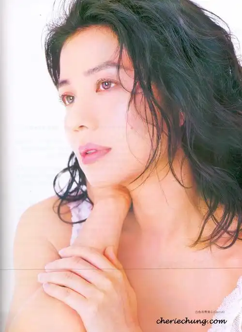 日出生于中国香港,祖籍广东省博罗县石湾镇西埔村,中国香港电影女演员