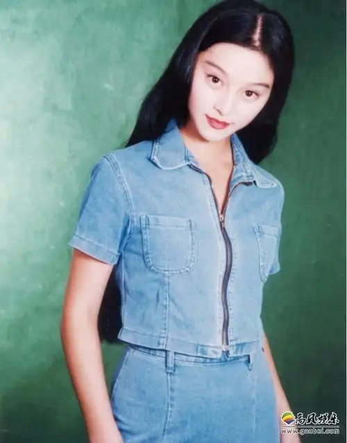 范冰冰晒出自己1213岁旧照长发及腰身穿牛仔套装十分青涩可爱