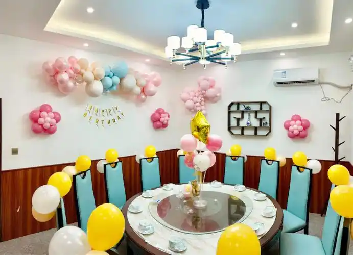 小包间也可以好看的生日布置