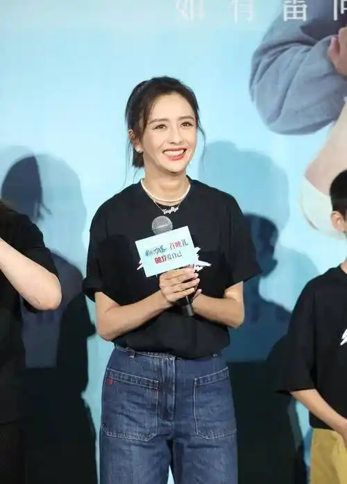 佟丽娅太瘦穿不了t恤,牛仔裤时髦到"穿反了"_黑色_苗条身材_衣服