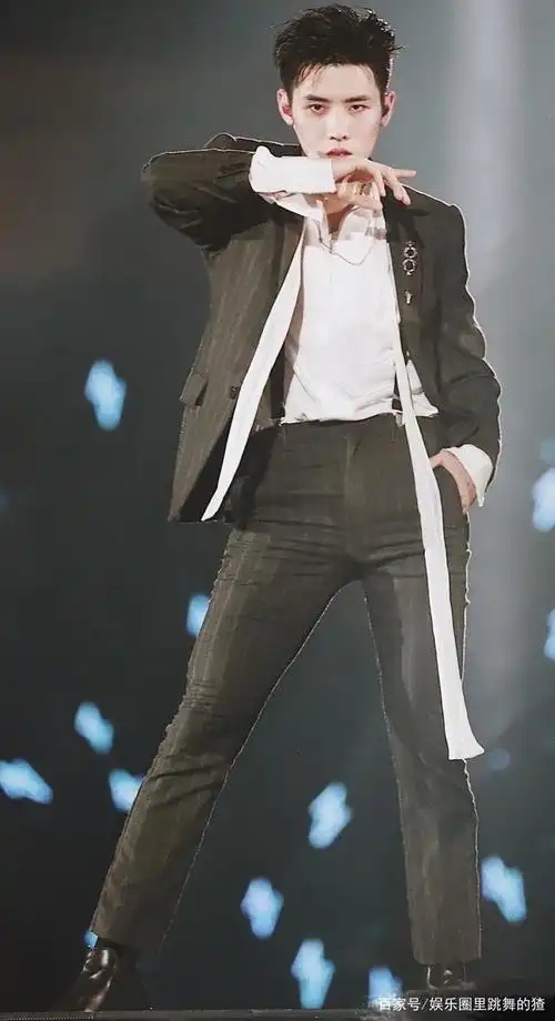 r1se门面担当任豪盛世美颜,不少人因这张图片圈粉,最后一张绝美