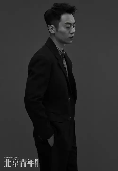 朱亚文登封面西装造型硬朗绅士