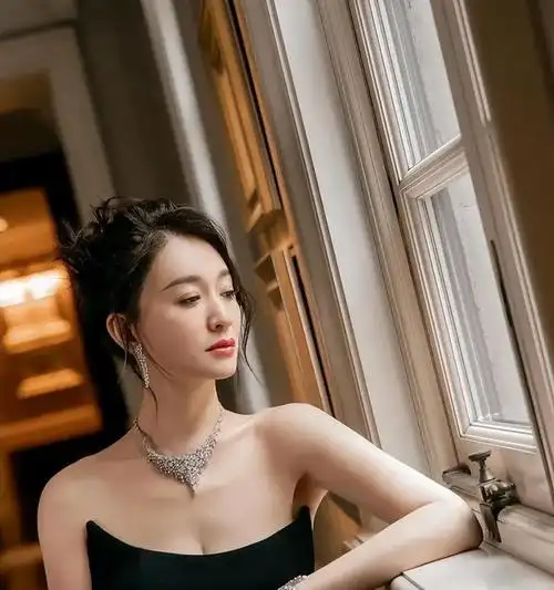 冻龄美女李小冉再次为内衣代言尽显火辣身材