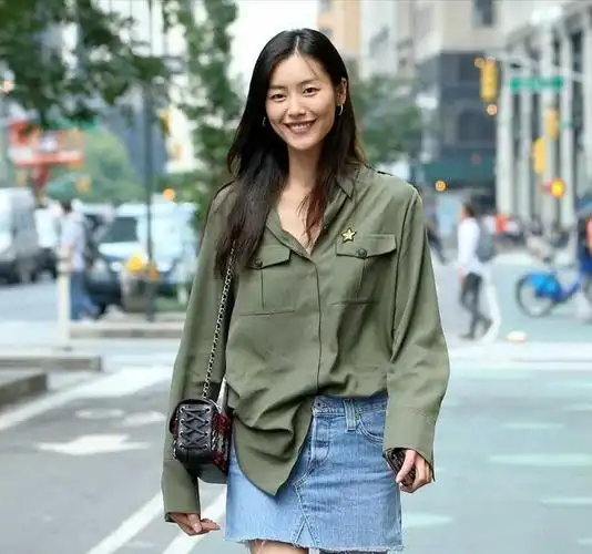 今夏流行简约大气欧美风穿搭,刘雯穿宽松衬衫配牛仔裙