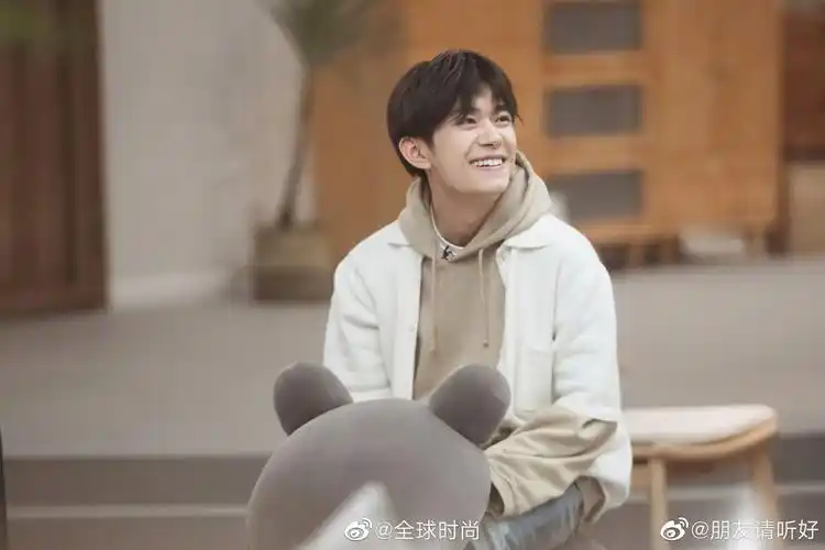 易烊千玺军绿色斗篷# 绿色斗篷和卡其色卫… - 堆糖,美图壁纸兴趣