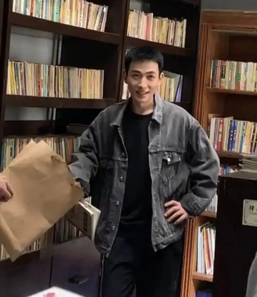 还记得第一张照片,有黑说朱一龙老了十岁结果翻车了,评论说这再年轻十