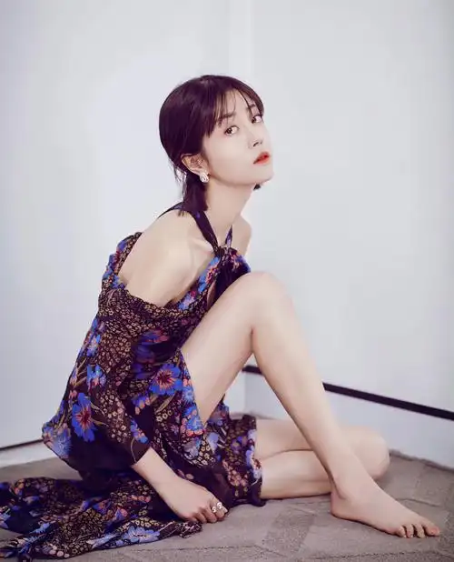 79李溪芮 裸足__财经头条