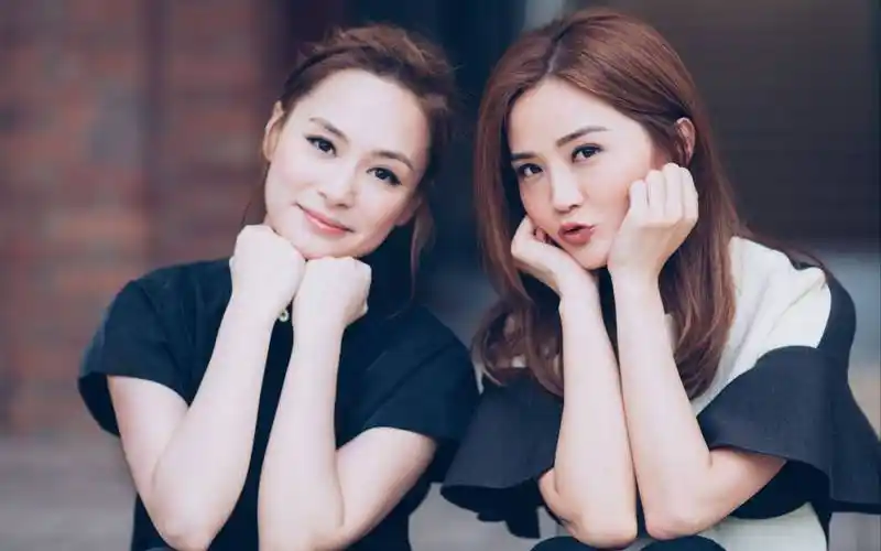 容祖儿twins霍汶希姐妹聚会 开心晒合照亲密相拥