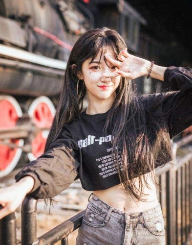 火爆抖音的女装大佬身高178高颜值身材简直了