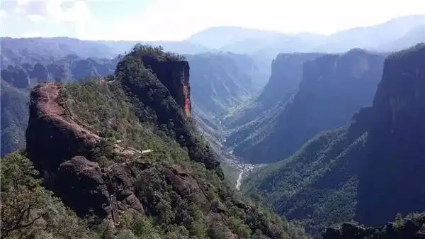 剧中的长留山是神仙居住的地方,比如绝情殿和紫熏上仙住的地方,从露天