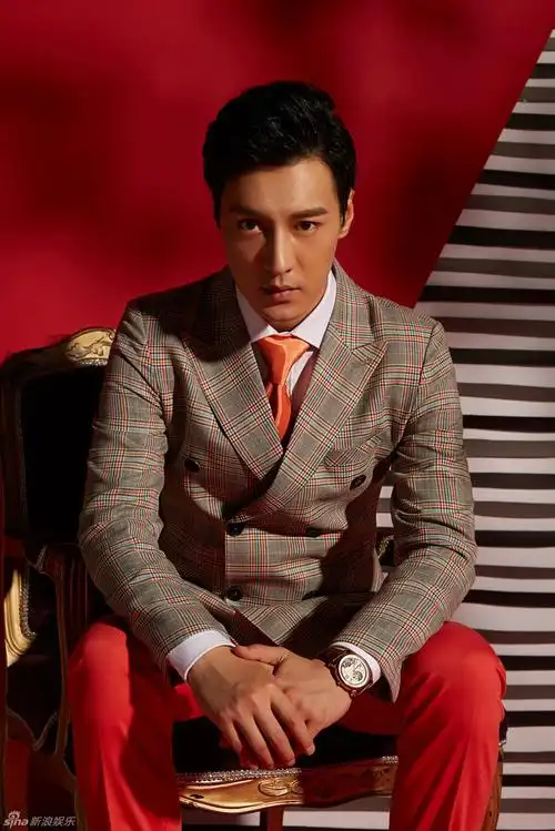 组图:何建泽魅力写真 轻熟男明暗光影显深情