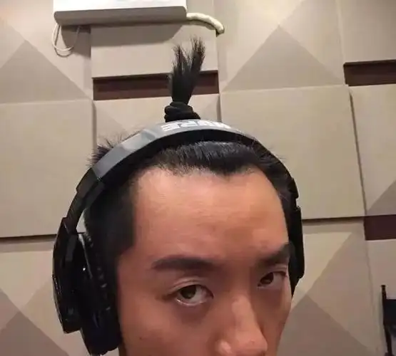 发际线高的男生是最萌的,不接受反驳.