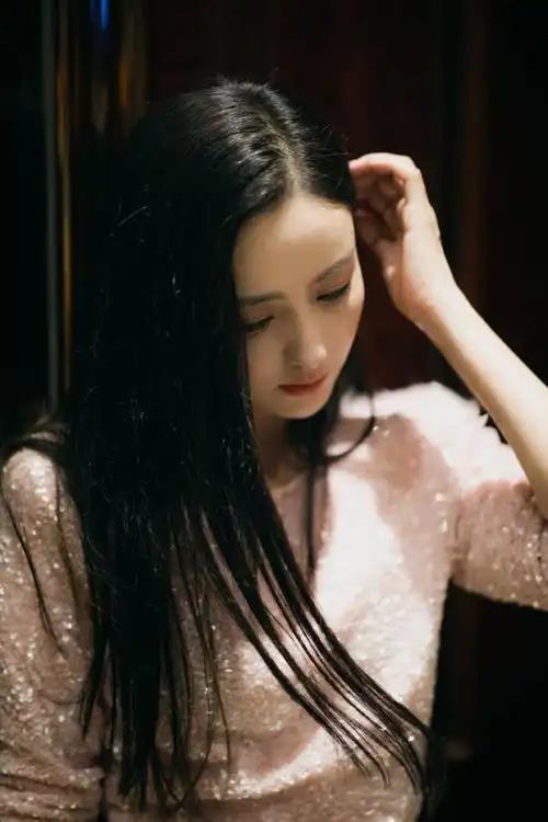 佟丽娅绝美大片曝光!穿露脐装跑步都美到爆,离婚后大胆秀小蛮腰