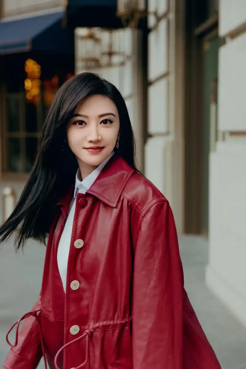 景甜写真,身穿红色皮衣,精致优雅,美艳动人